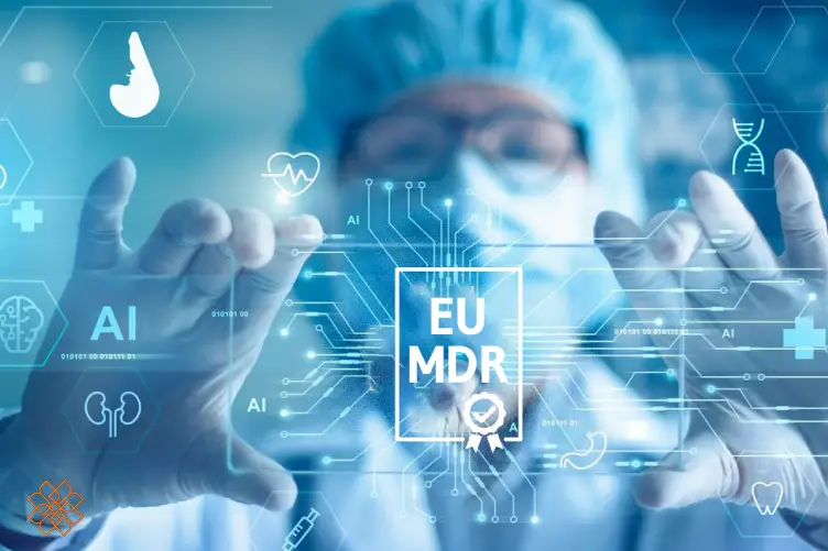 پزشکی با لباس محافظ در حال تعامل با نمایشگر دیجیتال شامل عبارت EU MDR و نمادهای پزشکی و هوش مصنوعی.