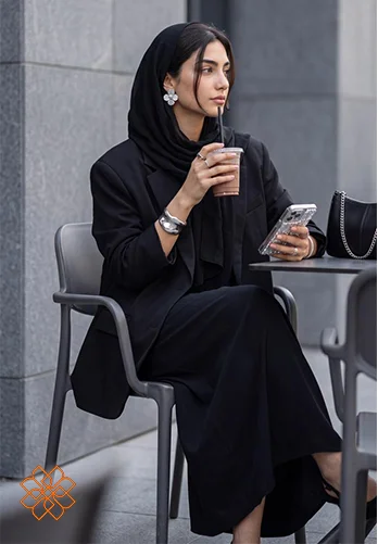 عکس یک دختر با استایل مشکی دز کافه