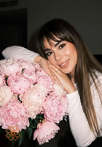 عکس پرتره حرفه ای دخترونه با دسته گل