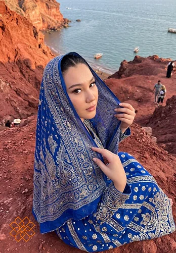 عکس گردشگری دخترونه با لباس بندری در جزیره هرمز