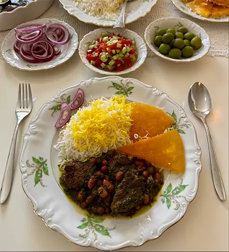 بشقاب قورمه سبزی با گوشت و لوبیا قرمز به همراه چلو زعفرانی، ته دیگ ترد، سالاد شیرازی، زیتون و پیاز قرمز